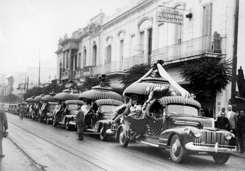 Coches fúnebres conduciendo los despojos de los caídos en la Revolución, 1943 - <i>Archivo General de la Nación. Departamento Documentos Fotográficos. Inventario 24447.</i></p>
<p>” id=”553-Libre-437165055_embed”></p>
</div>
<div id=