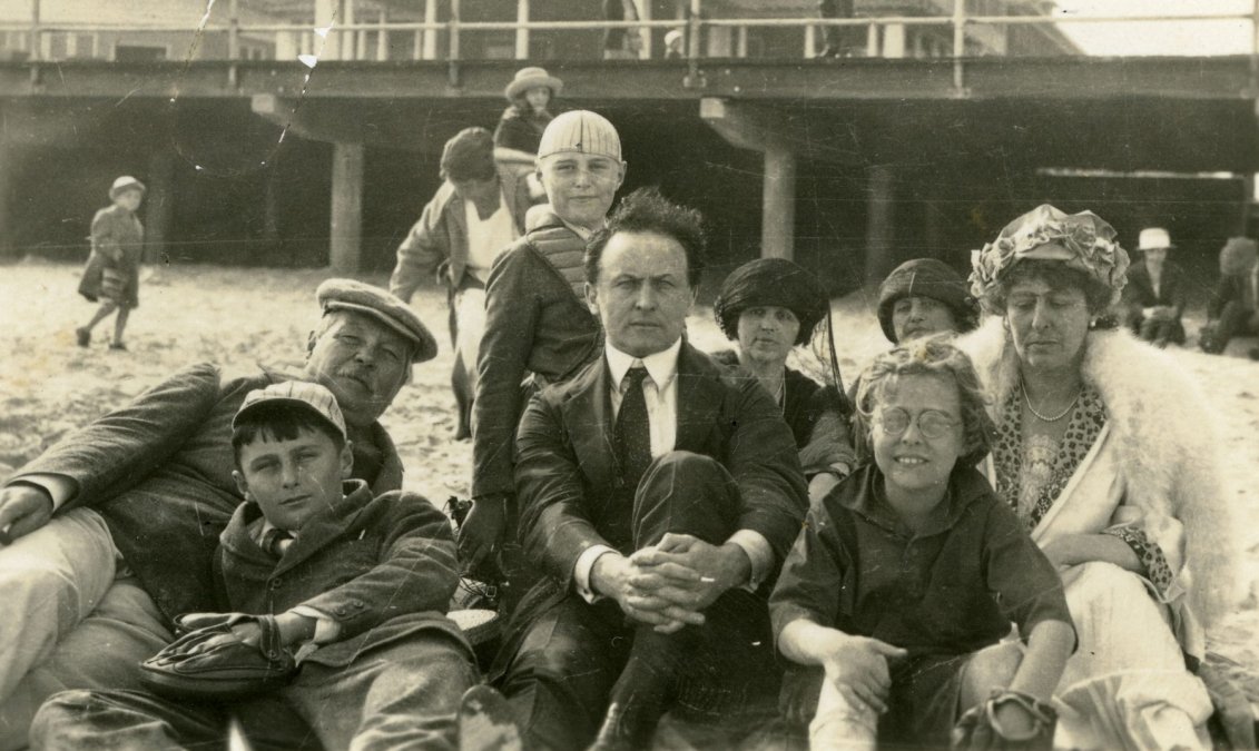 Arthur Conan Doyle y Harry Houdini con sus respectivas esposas y los hijos del escritor.
