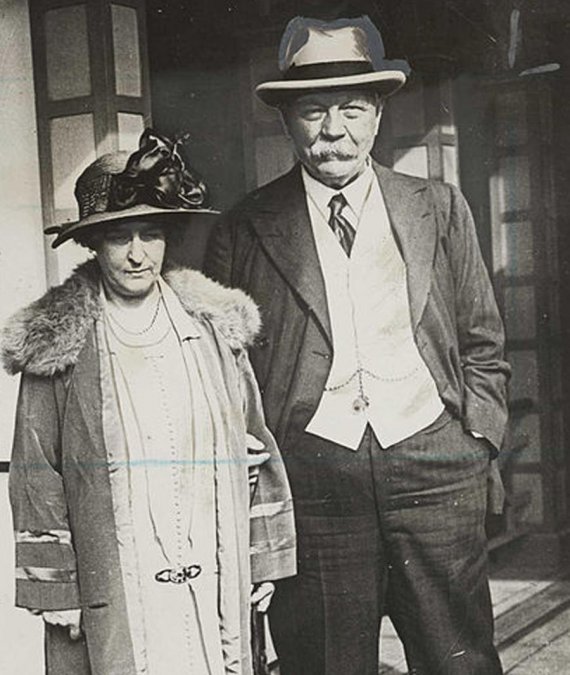 Sir Arthur y Lady Jean Conan Doyle (1920).