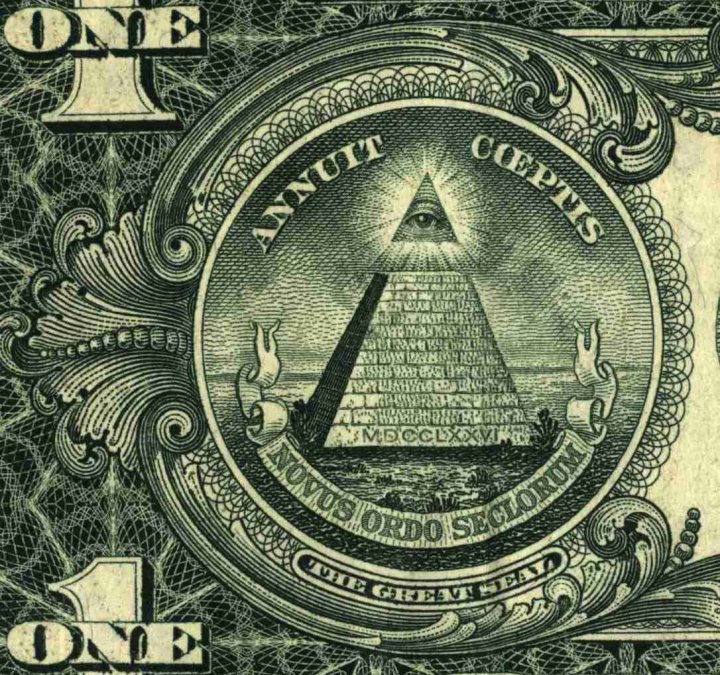         La pirámide como simbología masónica en el billete de un dólar. Además se ven los trece escalones y las trece letras de Annuit Coeptis.