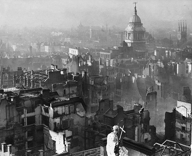 Londres devastada tras los bombardeos alemanes.