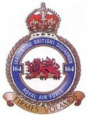 Escudo y Lema del escuadrón 164º de la Royal Air Force dedicado a la memoria de los casi 800 voluntarios argentinos que volaron con las Reales Fuerzas Aéreas durante la segunda guerra mundial. <br>