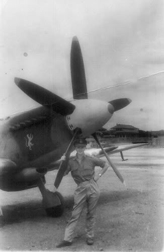 Sqn Ldr Kenneth Charney con un Spitfire del Escuadrón N ú 132 en la India en 1945.