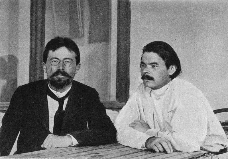 Chéjov (izq.) y Máximo Gorki en Yalta en 1900.

