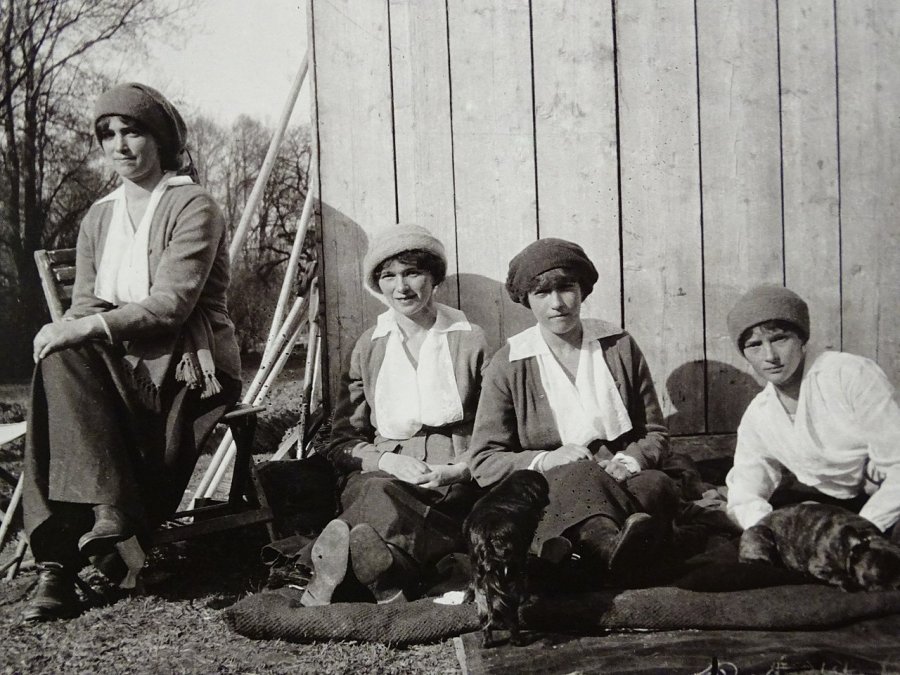 De izquierda a derecha: María, Olga, Anastasia y Tatiana cautivas en Tsárskoye Seló durante la primavera de 1917. Se trata de una de las últimas fotografías conocidas de las hijas del zar Nicolás II.

