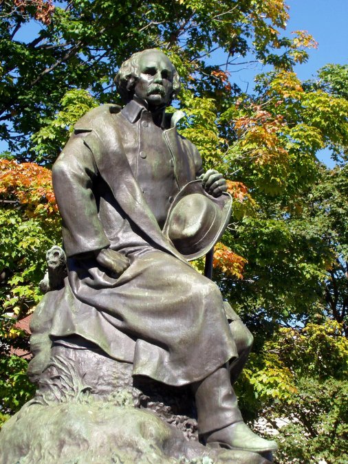 En Salem hay una estatua que recuerda a este escritor, uno de los más lúcidos de su generación.

