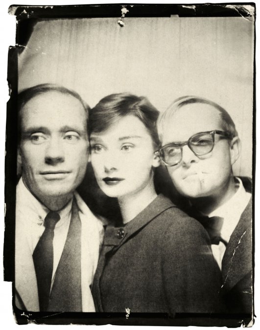 Mel Ferrer, Audrey Hepburn y Truman Capote.
