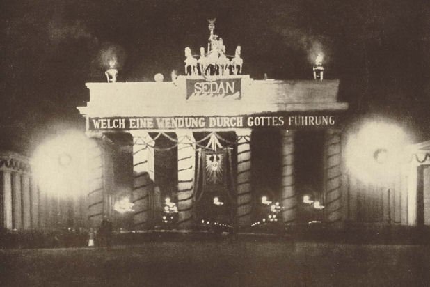 La Puerta de Brandeburgo en Berlín, decorada para celebrar la victoria de Sedán.

