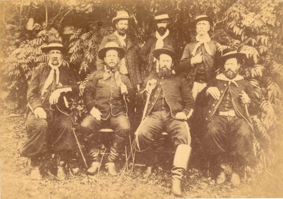Aparicio Saravia junto a su hermano Gumersindo (ambos al medio) y sus comandantes.