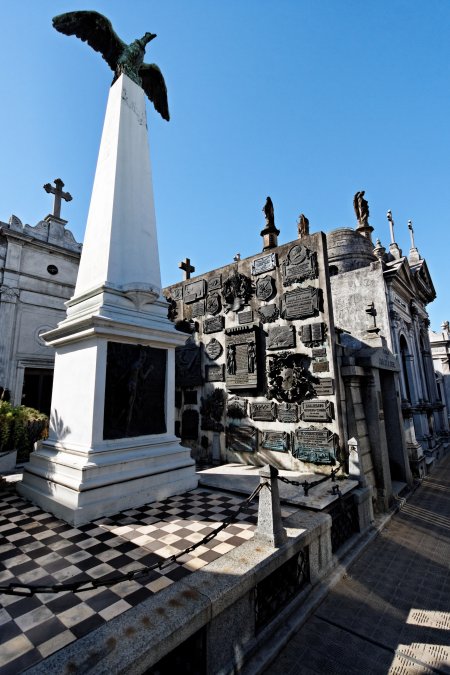 Mausoleo de <b>Domingo Faustino Sarmiento</b> en el Cementerio de la Recoleta.” width=”627″ height=”941″></div>
<div id=