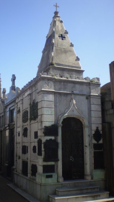 Su tumba en el cementerio de la Recoleta es monumento histórico nacional.

