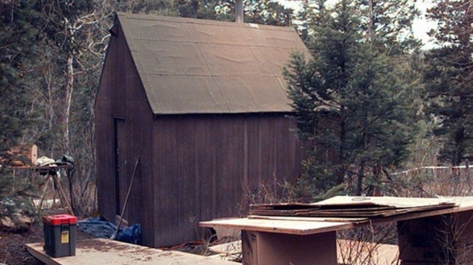 En esta cabaña al este de Missoula, Montana, sin electricidad y sin agua, fue detenido Ted Kaczynski, Unabomber. La casa está hoy expuesta en el Newseum de Washington DC.