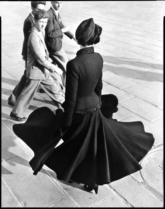 Dior by Avedon (1947).