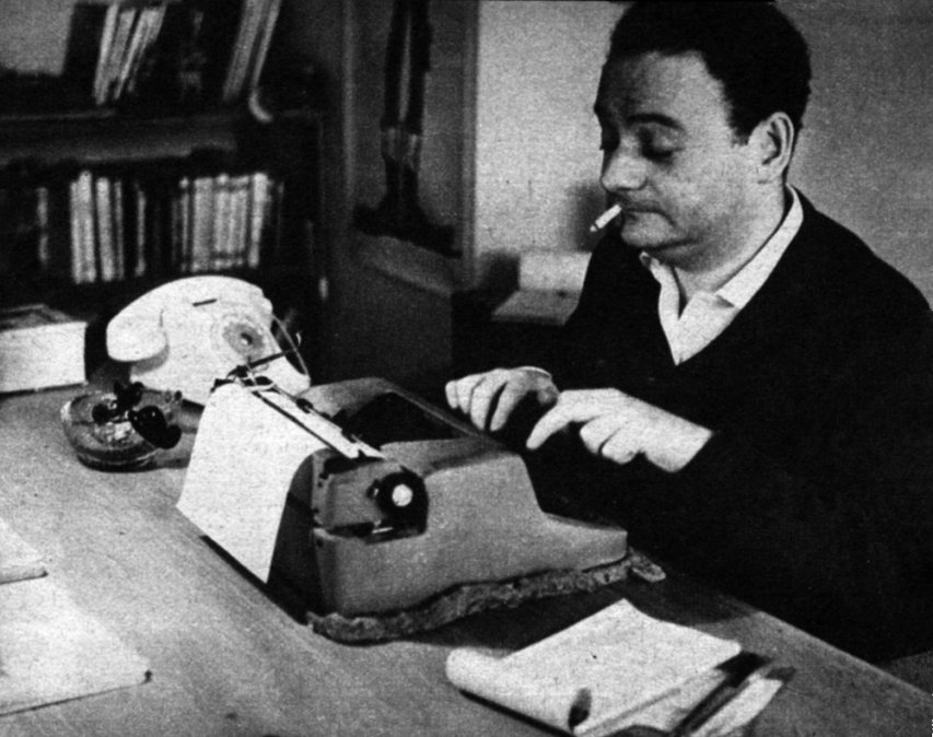 René Goscinny en su máquina de escribir.