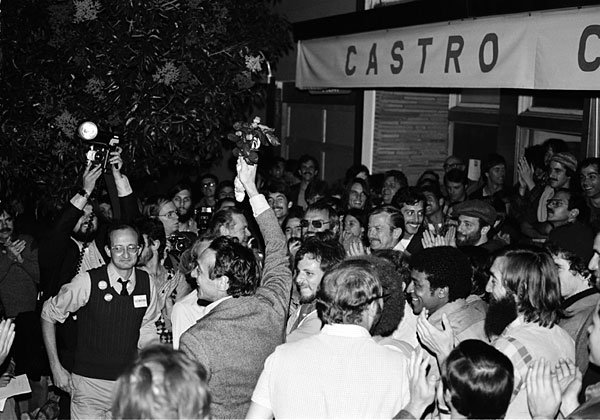 Celebración de la victoria de Harvey Milk en Castro Camera, 1977.