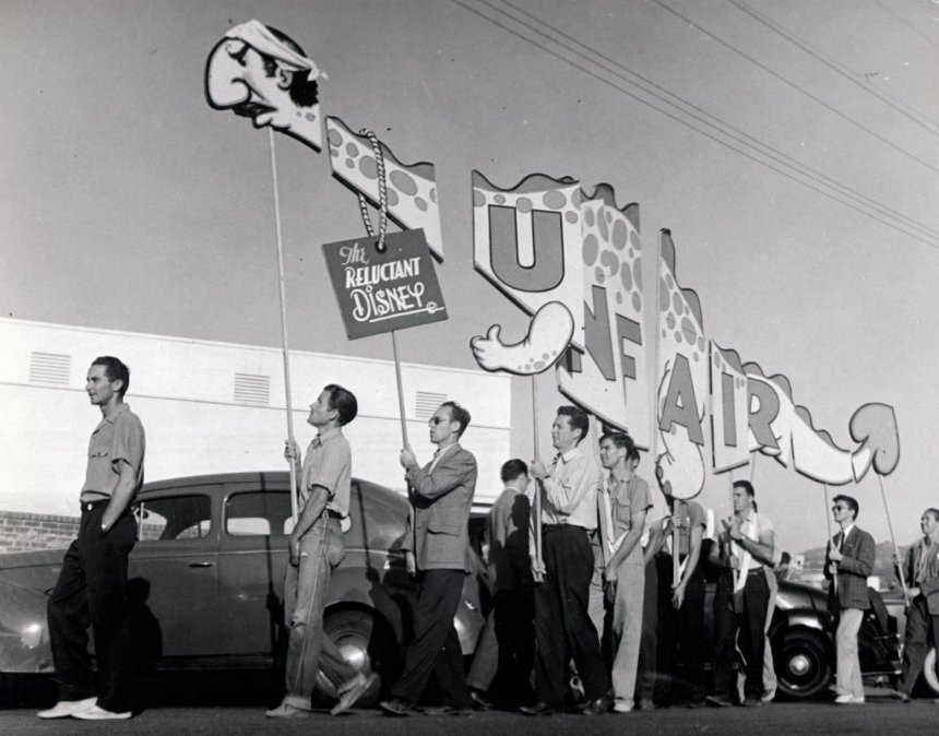 Manifestantes en contra de Disney en la huelga de 1941.
