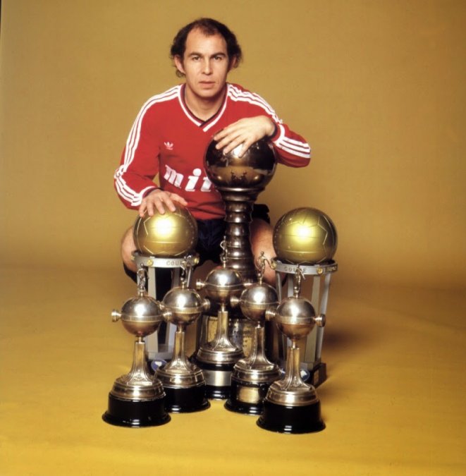 Ricardo Bochini, figura y capitán de Independiente en el Rojo campeón de América y del mundo en 1984.