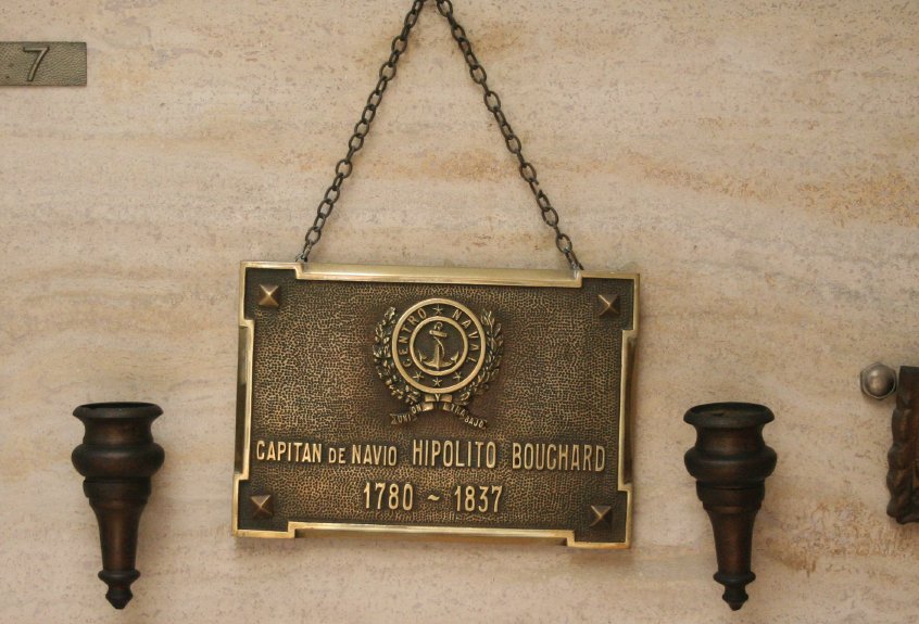 Los restos de Bouchard descansan en el panteón viejo de la armada argentina en el Cementerio de Chacarita.
