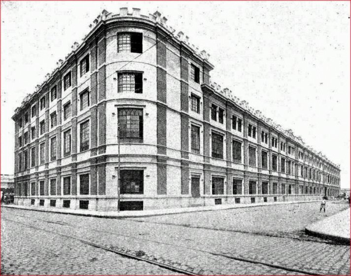 Edificio principal de Pedro Vasena e Hijos, visto desde la calle La Rioja (vías de tranvía) y el pasaje Barcala. 