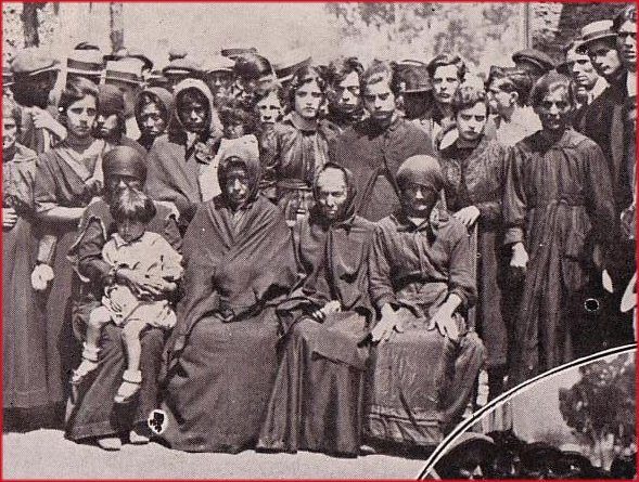 Familiares de los muertos de luto, el día 8 de enero de 1919.