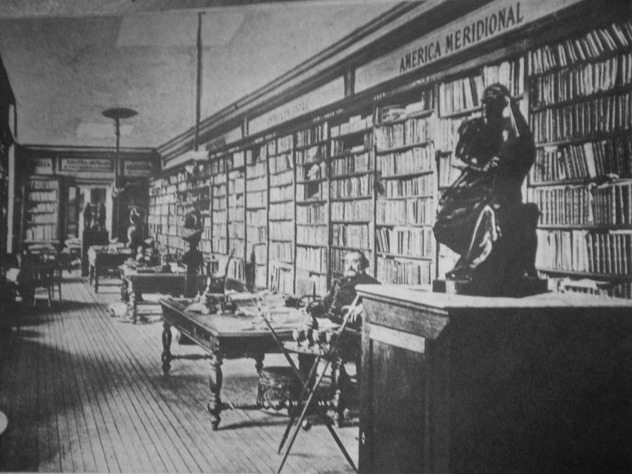 El General Bartolomé Mitre en su biblioteca.