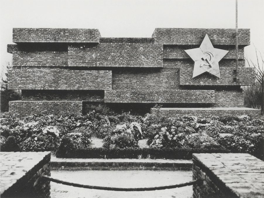 Monumento a Luxemburgo y Liebknecht hecho por Mies Van der Rohe (destruido en 1935).