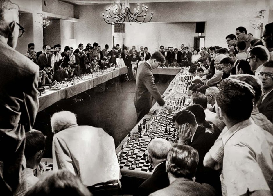 Bobby Fischer jugando 50 oponentes simultáneamente, 1964.