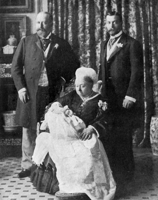 La reina Victoria con su hijo Eduardo VII, su nieto Jorge V y su bisnieto.
