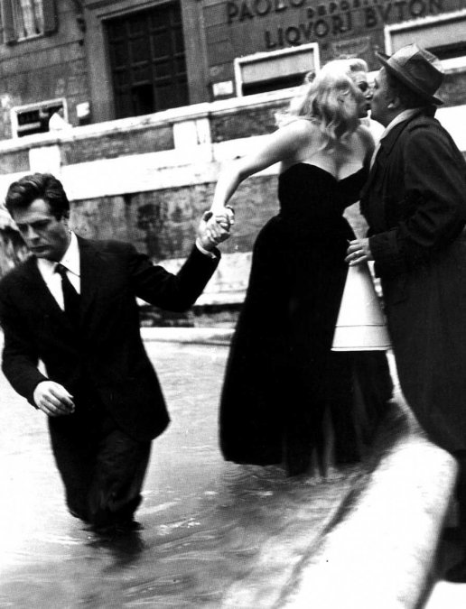 Marcello Mastroianni, Anita Ekberg y Federico Fellini en el set de <i>La Dolce Vita.</i>” width=”607″ height=”794″></figure><div id=