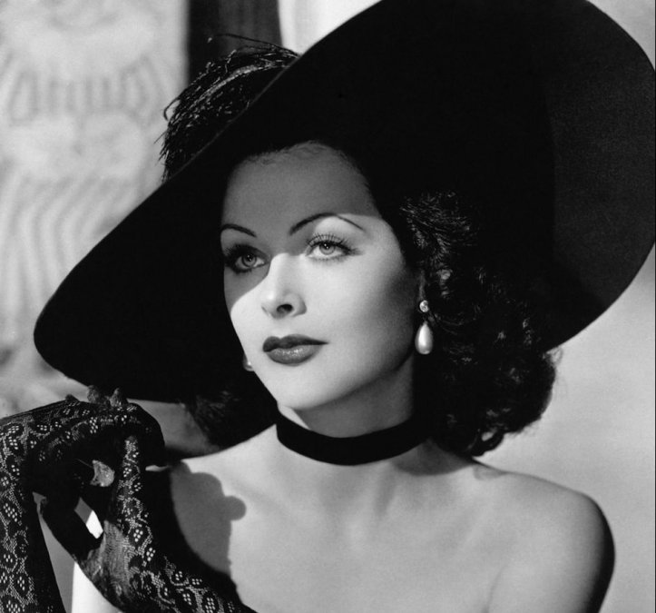 Hedy Lamarr con sombrero.