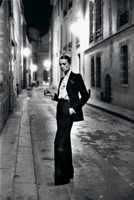 Yves Saint Laurent, Rue Aubriot, Vogue France, 1975, Paris - por Helmut Newton.