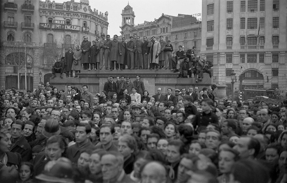 Público congregado para la misa de campaña en la Plaza de Cataluña de Barcelona, el 27 de enero de 1939.