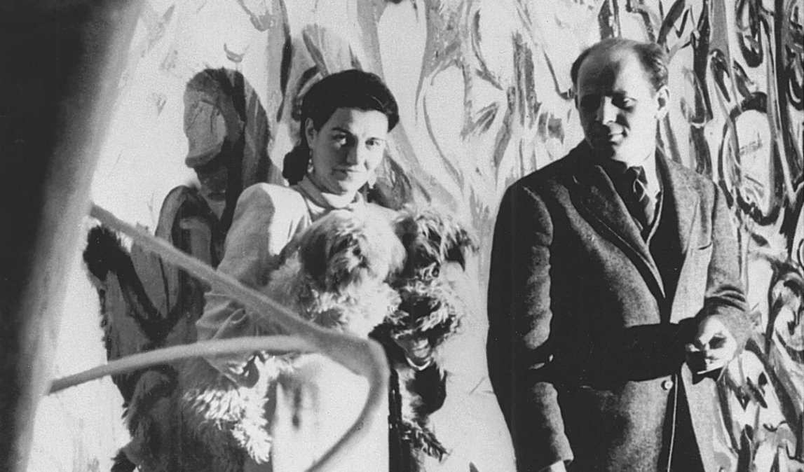 Peggy Guggenheim y Jackson Pollock apoyados en el <i>Mural </i>(1943).” id=”2700-Libre-828355367_embed” /></div>
<p> </p>
<div id=
