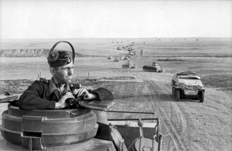 Una columna de tanques y otros vehículos blindados de la <i>Panzerwaffe</i>, cerca de Stalingrado, 1942″></div>
<div id=