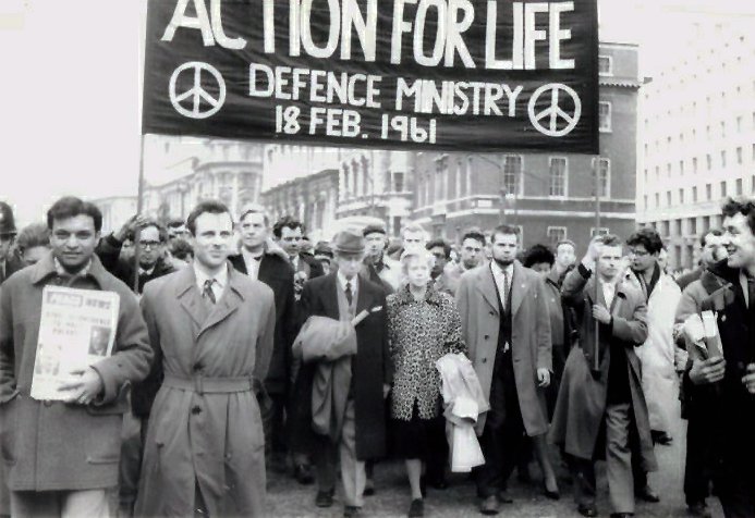 Bertrand Russell liderando una marcha antinuclear en Londres, 1961.