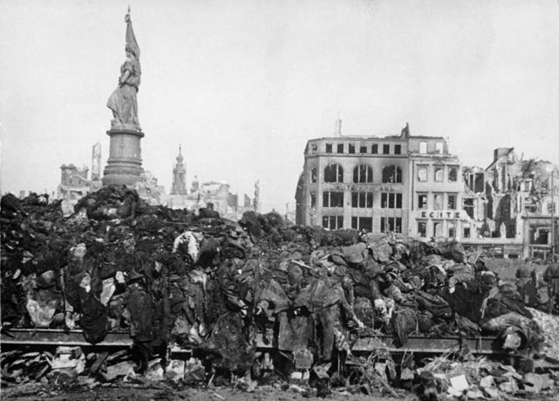 Montaña de cadáveres tras los bombardeos del 13 y el 14 de febrero.