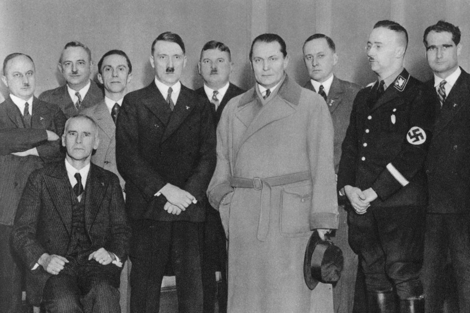 En esta fotografía, Darré aparece tercero por la derecha. A su derecha están Heinrich Himmler y Rudolff Hess. A su izquierda, Herman Goering y Adolf Hitler.