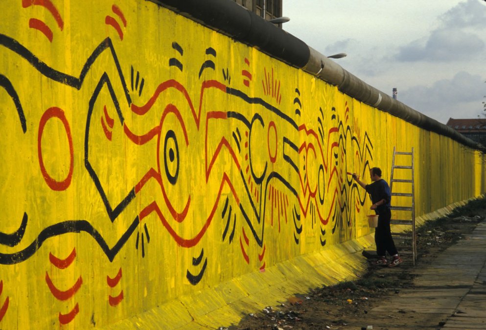Keith Haring pintando el Muro.