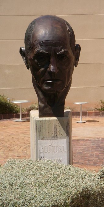 Cabeza de Luis Buñuel, obra del escultor Iñaki, en el Centro Buñuel Calanda.