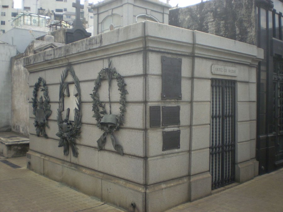 Tumba de Rosas en el Cementerio de la Recoleta.