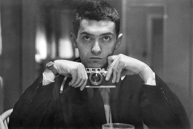Kubrick con su cámara fotográfica Leica III en 1949.
