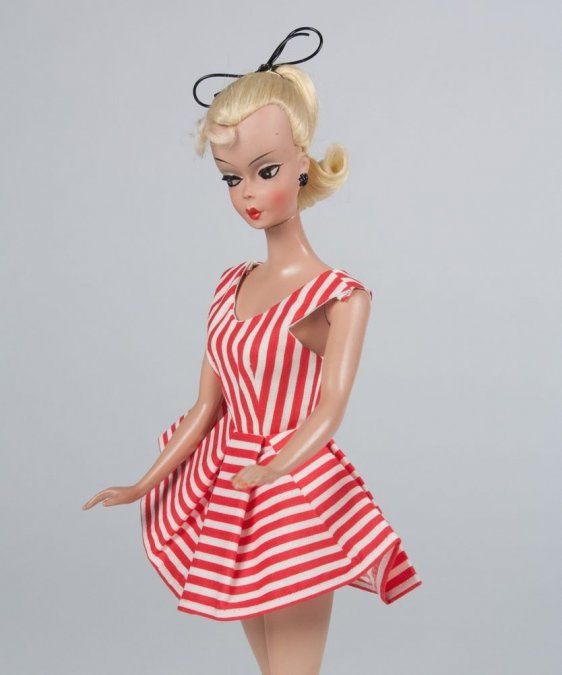 Bild Lilli Doll fue una muñeca alemana a la moda producida de 1955 a 1964. Es la predecesora de la muñeca más famosa en el mundo: Barbie.