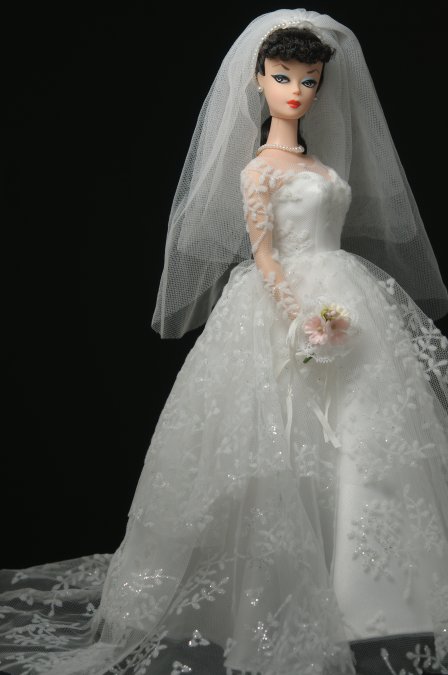 En la primera presentación de la Barbie, en la Feria de Juguetes, en marzo de 1959, usó un vestido de novia para mostrar que, a pesar de su cuerpo voluptuoso, la muñeca solamente aspiraba a relaciones honorables.