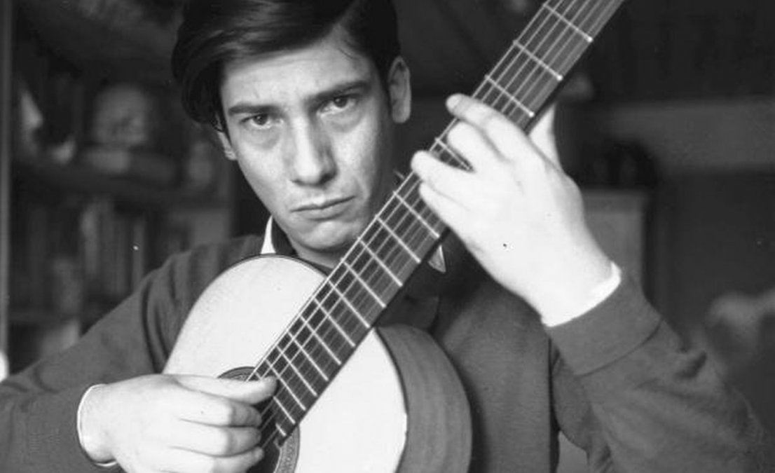 Alfredo Zitarrosa con su guitarra.