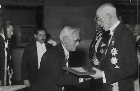 Fleming en el acto de recibir el Nobel del rey sueco, 1945.