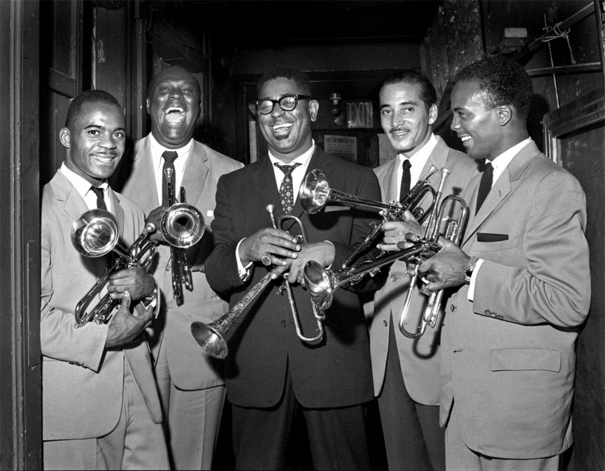 De izquierda a derecha: Joe Gordon, EV Perry, Dizzy Gillespie, Carl Warwick y Quincy Jones, Nueva York, 1955.