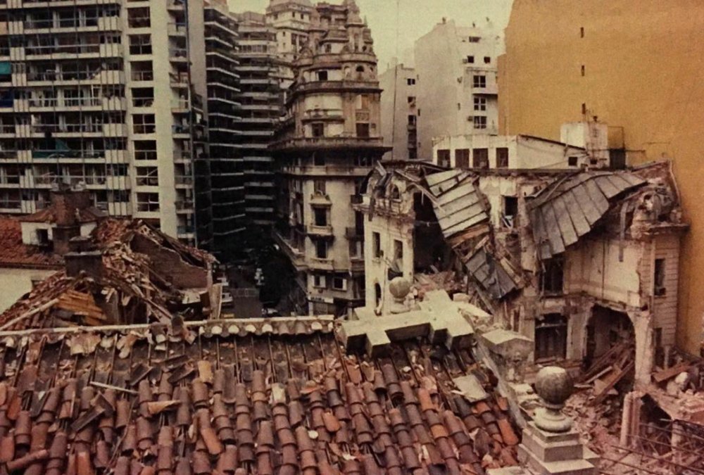                  

<p></noscript>Atentado a la embajada de Israel en Buenos Aires, 17 de marzo de 1992. Se observan los destrozos por la onda explosiva.</p>
<p>(Fotos inéditas. Gentileza de Santiago Diaz Mathé).</p>
<p>” id=”3125-Libre-1503316578_embed” /></p></div>
<p> </p>
<div id=