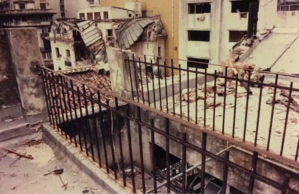 Vista de la embajada luego del atentado, desde una casa vecina, 1992.</div></noscript>
<p>(Fotos inéditas. Gentileza de Santiago Diaz Mathé).</div>
<p></p>
<p>  ” id=”3128-Libre-1117403457_embed” /></p></div>
<p> </p>
<div id=