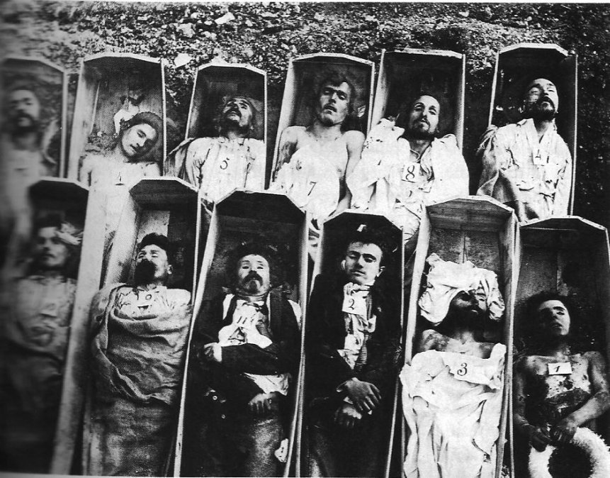 

Los cadáveres de los comuneros ejecutados, alineados en cajas para el fotógrafo, 1871.

