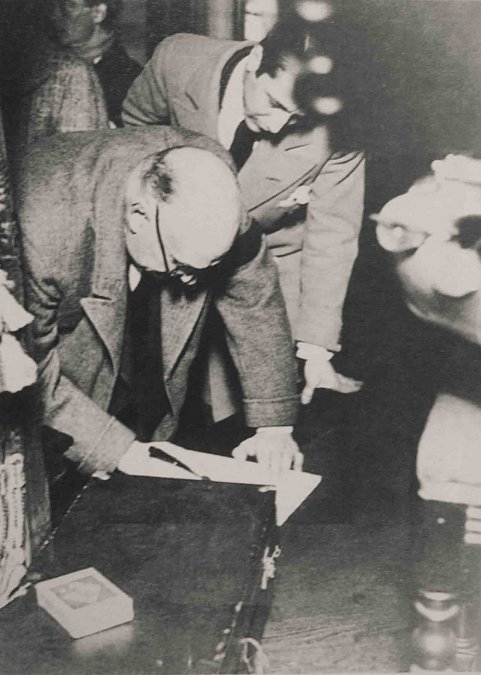 Alvear redactando el manifiesto antes del exilio del 1931.